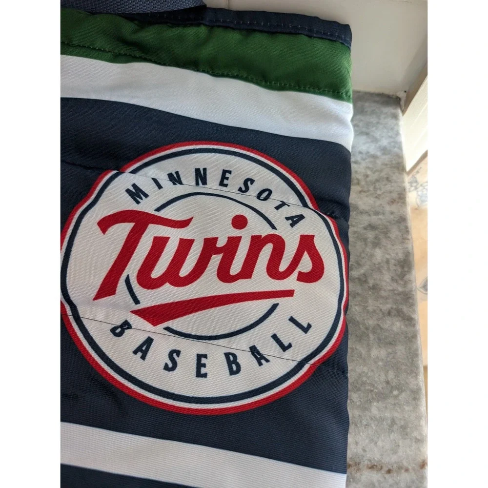Officially Licensed‎ Minnesota Twins blanket 66in x 60in MLB, Easy Carry Straps